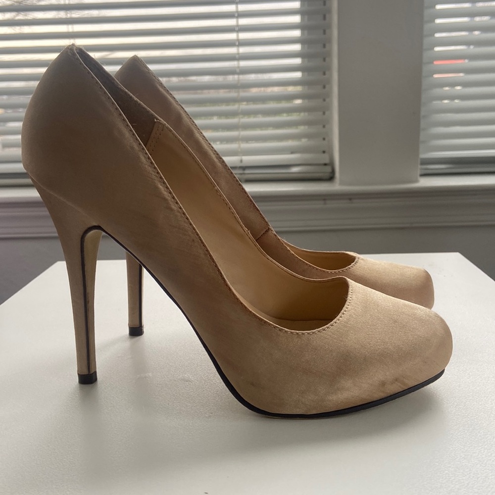 Michael Antonio gold heels size 9